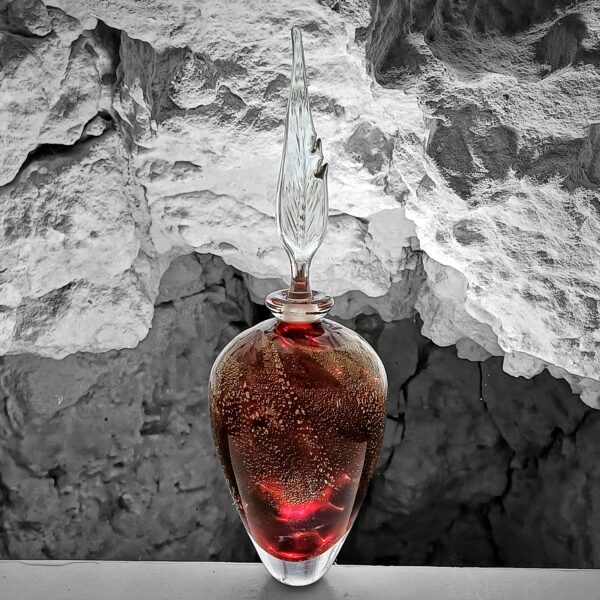 Flacon élégant en verre rouge foncé et feuilles d'or avec bouchon plume cadeau féminin et aussi création unique de décoration