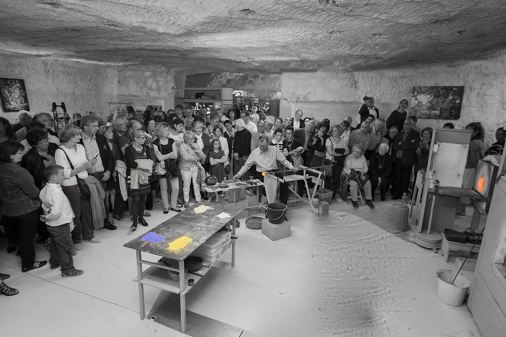 AR1_0236-Modifier Photo de l'atelier de Chargé avec le public venu admirer le travail du souffleur d everre