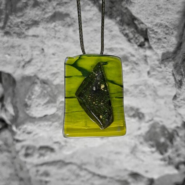 Pendentif  en verre.Lien soutenu par une bélière en argent rhodié.Pièce unique signée. création mode, couleurs vives personalisées