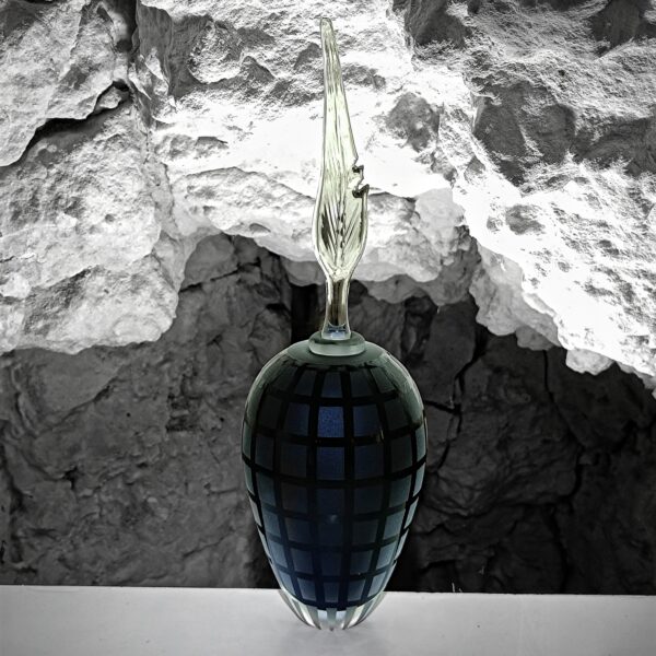 Flacon élégant en verre de couleur noir avec décor sablé et bouchon plume cadeau féminin et aussi création unique de décoration