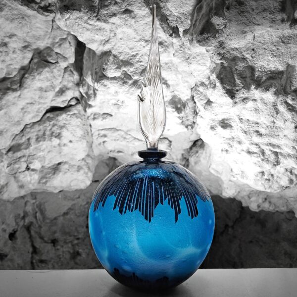Ravissant Flacon bleu et noir en verre multicouche, sculptée à froid par sablage objet de décoration et de cadeau de pièce unique crée par souffleur de verre .