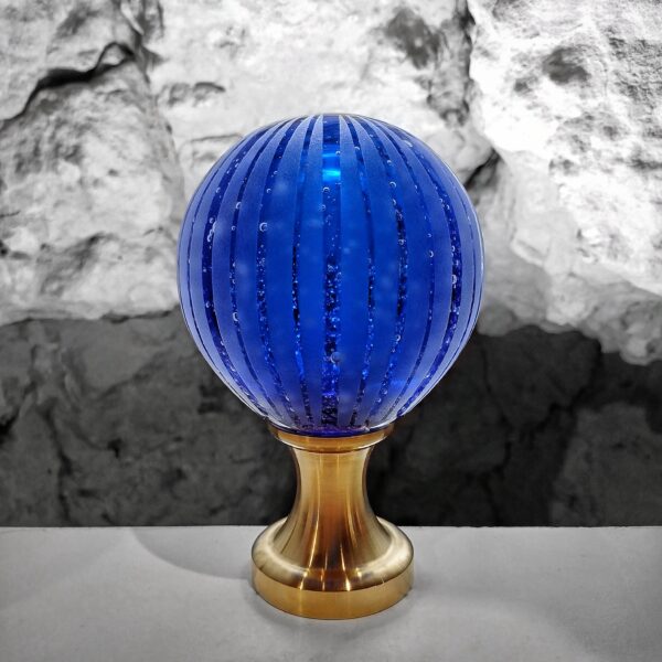 superbe boule escalier bleue sculptée avec délicatesse pièce unique pour sublimer chaleureusement votre intérieur aux dimensions de votre choix,