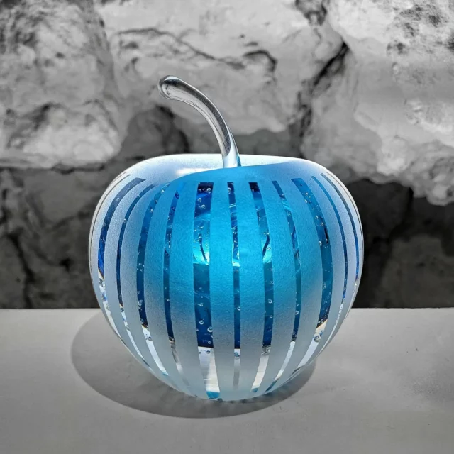 🍏💙 Ça faisait un bail qu’on n’avait pas posté de pomme… On en était presque à en faire un crumble de frustration !Alors voilà une petite nouvelle, tout juste sortie du four (1100°C, ça grille bien). Mi-transparente, mi-sablée, avec un cœur bleu profond et quelques bulles piégées pour la déco. Pas comestible, mais carrément hypnotisante.Une pomme à regarder, pas à croquer… sauf si vous avez de très bonnes dents ! 😆#VerreSoufflé #PommeEnVerre #FaitMain #Artisanat #Atelier #MêmePasToxique #ZéroCalorie