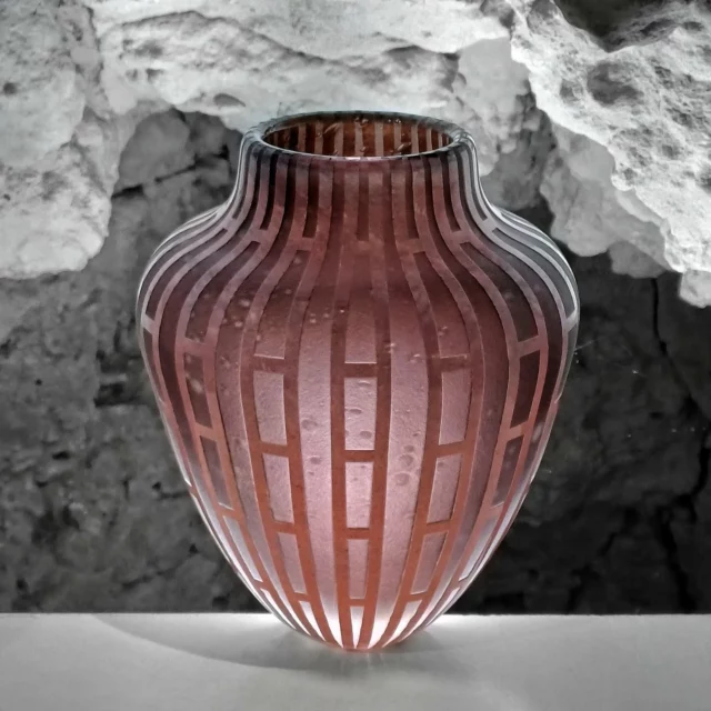 Voici un vase. Il a des lignes droites, mais ne vous fiez pas à son air sérieux : il a été soufflé à la bouche, pas diplômé d’architecture.
Le motif ? Fait maison, à la main, sans règle ni logiciel, juste avec une canne, du verre en fusion et une obsession très saine pour la symétrie. (Aucun compas n’a été maltraité pendant la fabrication.)Hashtags :
#vasepasvaseux #verreartisanal #souffleurdeverre #faitmainavecamour #verreriedart #lignesdroitesetcerveauaussi #artisanatfrançais #designenverre #sablagedecompet #objetcool