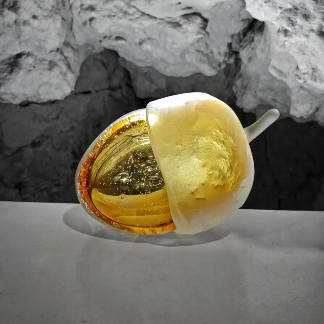 Je vous présente un gland. Oui, un vrai. En verre. Doré. Gonflé à bloc.
Pas question de tomber de l’arbre sans style.Ce petit costaud a été soufflé avec amour, délicatesse… et un peu de transpiration à 1100°C.
Il ne fait pas de bruit en forêt, mais il en jette grave sur l’étagère.Et entre nous, c’est le seul gland qui n’a jamais semé la pagaille à l'atelier.#GlandDeCompétition #VerreSoufflé #ChaudDevant #ArtisanatQuiBrille"