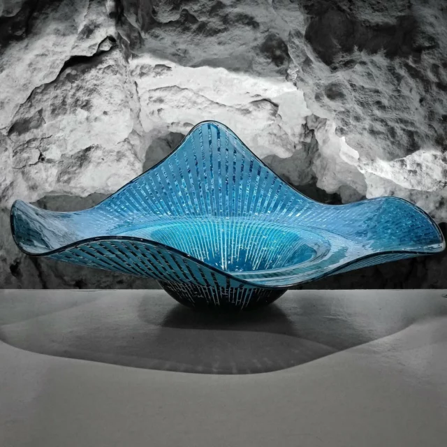 ✨ Raie manta ou ovni aquatique ? À vous de décider.
Moi, je vois une raie manta qui a décidé de quitter l’océan pour venir faire la belle sur ma table.
Bleu hypnotique, lignes délicates, ondulations sensuelles… et non, ce n’est PAS une assiette à chips (même si on y a pensé très fort).
Une pièce unique soufflée avec soin, à la main, avec juste ce qu’il faut de magie artisanale.

⚠️ Attention : regarder trop longtemps cette coupe peut entraîner des envies irrépressibles de nager en apnée au milieu du salon.

#verreartisanal #souffleurdeverre #verreart #glassart #faitmain #artverrier #verre #coupeenverre #pièceunique #faitavecpassion #verredart #handmadeglass #artisanatfrançais #bleuraie