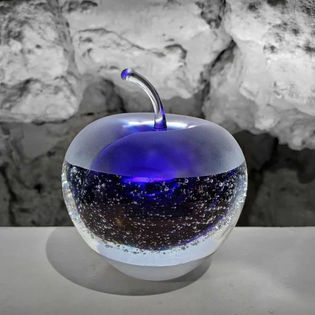 🍏✨ Bon, j’vous vois venir…
"Ça fait un bail qu’on n’a pas vu passer une pomme !"
Eh bien voilà, c’est le grand retour de la star des fruits en verre soufflé !

Comme vous étiez en manque de Granny-style et que vos doigts frétillaient d’impatience : cette semaine, le thème, c’est la pomme. Mais pas n’importe laquelle. Une pomme à croquer des yeux, avec des bulles, du violet intense et un petit air de fruit galactique sorti tout droit d’un conte de fée interstellaire.

Et non, elle ne se mange toujours pas. Même si elle a l’air délicieusement dangereuse.

#verresoufflé #pommeenverre #artverrier #verreriesorcière #teamfruitdefendu #faitmain #amboise #bullesdeverre