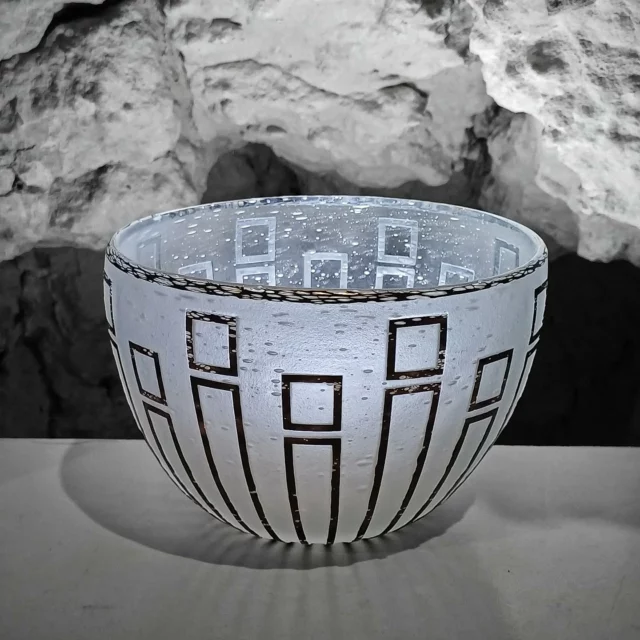 🌙 Lune à la peau de verre
Elle a vu le jour dans la chaleur du four, a tourné sur sa canne comme une toupie élégante, et s’est laissée graver d’un motif tout droit sorti d’un rêve de géomètre insomniaque.

Ni saladier, ni antenne satellite, cette forme mi-cosmique mi-domestique répond désormais au doux nom de Lune à la peau de verre.
On peut y voir :
✔ une carte de métro stylisée
✔ un code-barres poétique
✔ ou juste une lune qui aime les rectangles

Bref, c’est une pièce qui assume ses lignes, ses courbes, et son penchant pour les motifs discrets.
Et elle ne souffle jamais trop fort — je m’en suis chargé pour elle.

#verresoufflé #verrierdamboise #luneàlapeaudeverre #faitmain #géométriefragile #ateliersansgravité