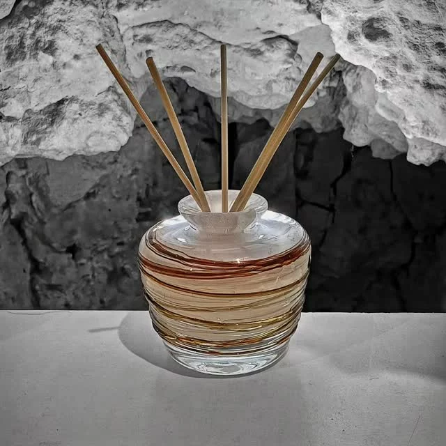À première vue, on dirait un petit pot sympa avec des baguettes.
Mais non. Ce n’est pas un bento raté ni un mini mikado en grève.
C’est un diffuseur d’huiles essentielles. En verre soufflé. Un vrai.

Fait maison, sans moule ni triche. Juste du verre en fusion, une canne, et quelques tours de main qui sentent bon l’atelier (mais pas le vieux chiffon brûlé, rassure-toi).

Il ne fait pas de bruit, ne clignote pas, ne s’éteint jamais. Il n’a pas d’appli dédiée ni de mode "zen +++".

Il fait juste ce qu’on lui demande : sentir bon, avoir de l’allure, et donner une bonne excuse pour dire "je soutiens l’artisanat".

Parfait pour parfumer ton intérieur ou impressionner belle-maman. (Fonctionne aussi sans belle-maman.)

#verreriedart #souffleurdeverre #faitmain #verreartisanal #diffuseur #objetsenverre #verresoufflé #ambiancezen #artisandefrance #atelierverre #designintérieur