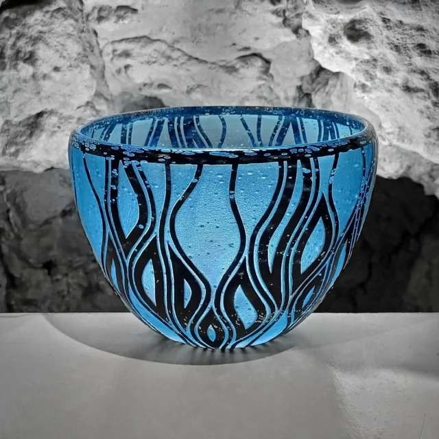 Éruption maîtrisée
Voici un bol qui a le feu dans les veines. Des lignes noires comme des coulées de lave, un bleu profond comme une mer en ébullition.

Soufflé, sculpté, et surtout pas dompté.
Le verre garde sa mémoire… mais cette fois, il a bien voulu se laisser guider. 😉

Fabriqué à la Verrerie d’Art d’Amboise
(Et non, ce n’est pas un aquarium à méduses stylisées.)

Certains voient des flammes, d'autres des algues. Moi, je vois l’enfant illégitime d’un barbecue et d’un aquarium.

#verreartisanal #souffleurdeverre #verreart #verriereamboise #faitmain #verre #verreartistique #bolpasbol