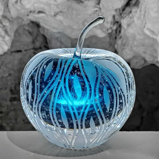 On m’a dit un jour : "Il faut manger 5 fruits et légumes par jour."
Bon… on n’a pas précisé s’ils devaient être en verre soufflé, ni s’ils pouvaient contenir des bulles.

Voici donc une pomme.
Bleue. Sablée. Pas comestible, mais hautement décorative.
Par contre, si vous essayez de la croquer, vos dents risquent de porter plainte.

Techniquement, c’est une pomme.
Artistiquement, c’est une excuse pour sabler du verre et jouer avec la lumière.

#verrerie #soufflagedeverre #pommeendeverre #fruitinterdit #faitmain #verreartisanal #sablagedeverre