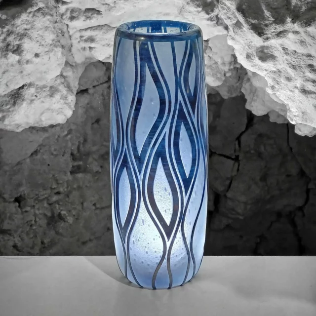 Vase ou flamme figée ?
On dirait que le verre s’est souvenu qu’il venait du feu…
Ce vase bleu, soufflé à la main à la Verrerie d’Art d’Amboise, joue avec les courbes comme un danseur de tango sur fond de fusion.
Un peu sage, un peu fou, totalement en verre.

 À découvrir sur place, pour ceux qui aiment les objets qui ne laissent pas de glace.

#verrieredart #souffleurdeverre #vasedesign #faitmain #verreencourbes #amboise