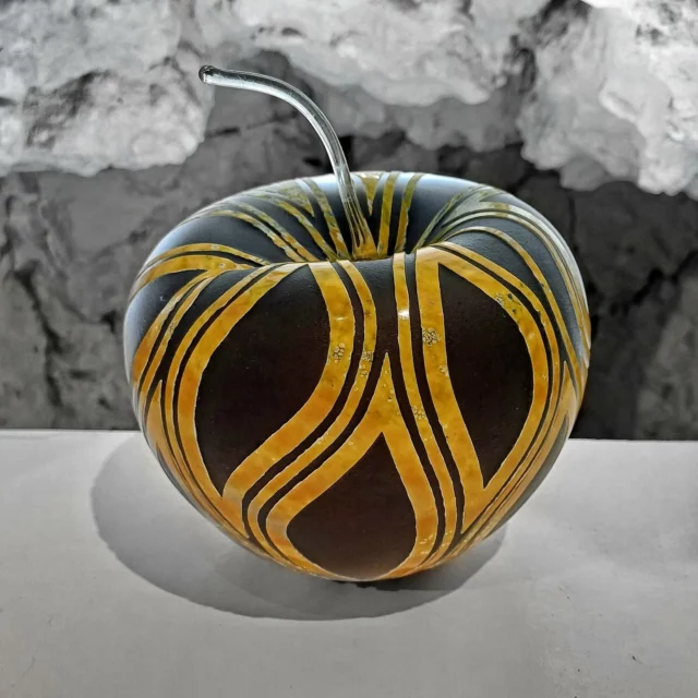 Ce n’est pas une pomme… et pourtant, on aurait presque envie de croquer dedans.
Soufflée à la canne et sculptée avec patience, cette pièce joue sur les contrastes : des lignes dorées qui ondulent comme des rivières de lumière, et un noir profond qui les met en valeur.
Un fruit défendu ? Non, juste le fruit... du travail bien fait.

#VerrerieDAmboise #VerreSouffle #SouffleALaCanne #SouffleurDeVerre #Artisanat #SavoirFaire #ArtDuVerre #Creation #MadeInFrance #Atelier #Design