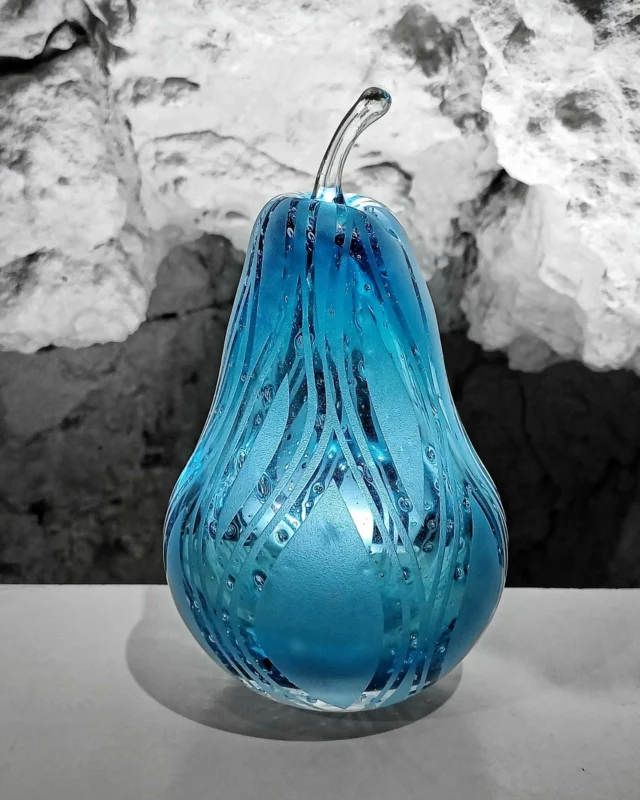 Elle a beau être bleue, elle n’a pas le blues.

Une poire qui ne se mange pas… mais qui donne faim de déco !

Alors, elle finit où chez vous ? 🍐💙 Cuisine ou salon ?

#verreartisanal #glassart #souffleurdeverre #verresoufflé #artverre #glassblowing #faitmain #artisanal #sculptureverre #verreartistique #verrierdart #handmadeglass