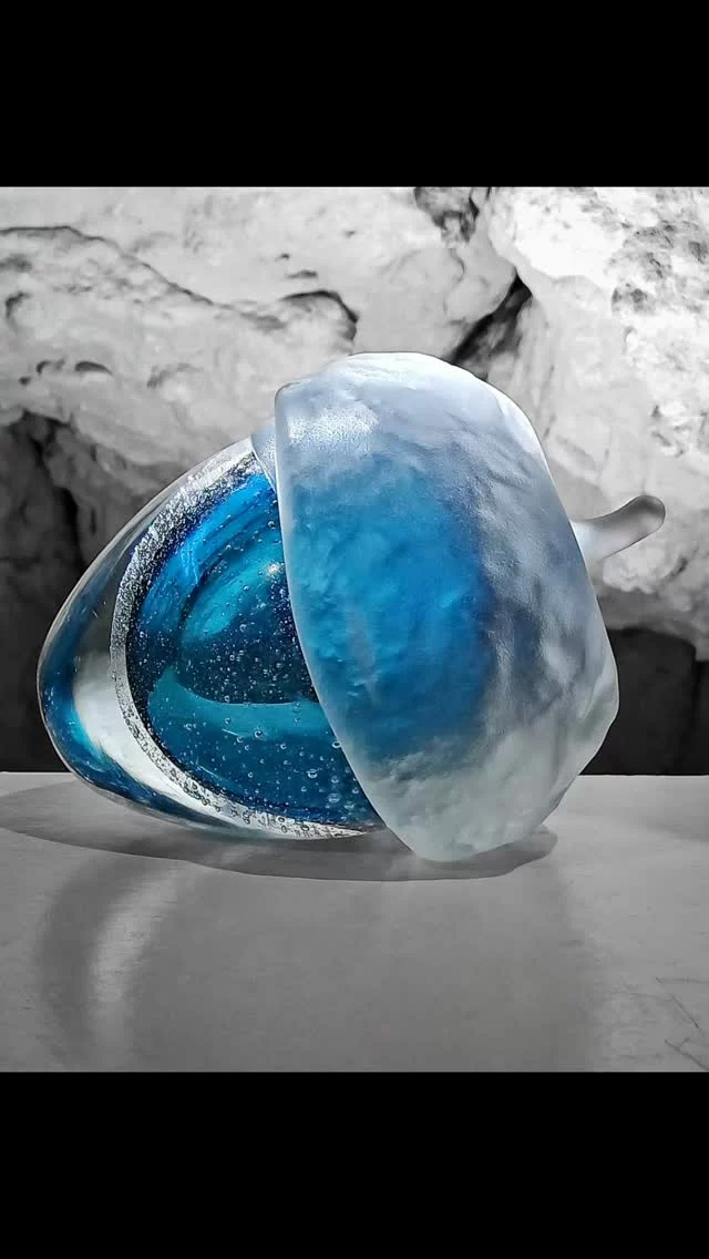 FAQ (Foire Aux Questions… Inutiles) 

Q : C’est quoi, ce gland en verre ? R : Une pièce unique, soufflée à 1100°C. Ou un accessoire pour écureuils branchés.

Q : Pourquoi un gland ? R : Parce que le verre, c’est comme la vie : parfois, ça prend des formes inattendues.

Q : Et le bleu ? R : C’est la couleur de la sérénité. Et aussi celle qui fait dire "Wow" (ou "Mais… pourquoi ?").

👉 À vous !

Dites-nous : ce gland en verre, c’est… 

Un chef-d’œuvre ?

Un objet mystérieux ?

La preuve qu’on a trop chaud dans l’atelier ?

Prochaine couleur ? (On prend les paris !)

#VerreSouffléEtDérangé | #ArtOuPresque | #GlandArtistique | #VerrerieDAmboise