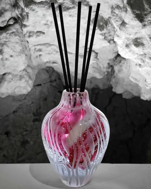 “Quand le verre danse avec les bulles et que les huiles essentielles font leur show !”

À l’atelier, on a soufflé, torsadé, et même un peu rêvé pour créer ce diffuseur qui ressemble à un cœur en ébullition. Entre les bulles qui jouent à cache-cache et les reflets roses qui font de l’œil à la lumière, on se demande : est-ce une œuvre d’art ou un appel à la détente ? 

Et vous, ça vous inspire quoi ? Un nuage de bonbons ? Un vase venu d’une autre planète ? Ou simplement l’envie de respirer un bon coup ?

💡 PS : Ce diffuseur a été testé et approuvé par les bulles elles-mêmes. Résultat ? Elles ont toutes décidé de rester coincées dedans pour la vie. (On ne les juge pas.)

#VerreSoufflé #ArtisanatDArt #DiffuseurMagique #AtelierCollectif #BullesDeBonheur #AmbianceZen #CréationVerrière #LArtDansLAir #VerreEtLumière #SouffleursDeRêves