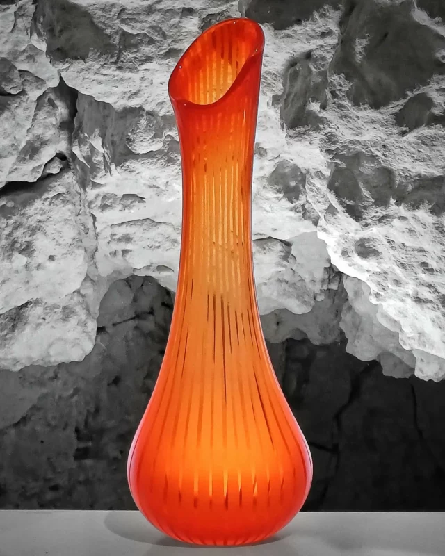 ⚠️ ATTENTION : OBJET NON IDENTIFIÉ DÉTECTÉ DANS L’ATELIER ⚠️

Rapport d’observation n°42-Bis :
Forme : Évasée, presque organique
Couleur : Rouge « je-sors-d’un-bain-de-lave »
Température : 1100°C dans le cœur, 100% cool dans l’âme
Origine : Four de l’atelier (ou peut-être une soucoupe volante égarée ? Les avis divergent)

Les experts de la Verrerie d’Art d’Amboise (c’est-à-dire nous, les artisans un peu fous derrière tout ça) certifient que cette pièce est :
✅ 100% soufflée à la bouche (la nôtre, pas celle d’un dragon, malgré les rumeurs)
✅ Capable de capturer la lumière comme un arc-en-ciel en bouteille
✅ Officiellement la meilleure amie des rayons du soleil

🚨 MISSION POUR VOUS, CHERS TERRIENS :
1️⃣ Devinez son utilité secrète : Vase ? Lampe ? Porte-bonheur anti-mauvaises-ondes ? À vous de jouer !
2️⃣ Dites-nous : Si cette pièce était un super-héros, quel serait son pouvoir ?
3️⃣ Tagguez un·e ami·e qui a besoin d’une dose de magie vitrifiée dans sa vie.

PS : Non, on ne livre pas par téléportation… Dommage, hein ?
#LeVerreEstUnJeu #AtelierDesMerveilles #SouffléPasSorcellerie #Amboise