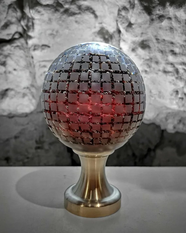 “Notre Boule d’Escalier : Le Violet a du Style”

Une boule, une touche de violet, et beaucoup de caractère – voici notre dernière création pour donner du panache à vos escaliers ! Parce qu’un escalier, ça mérite mieux que des murs blancs et une rampe standard.

Ce violet ? Un clin d’œil audacieux pour ceux qui osent sortir des sentiers battus.
Ces motifs géométriques ? Une alliance parfaite entre structure et fluidité, pour un rendu à la fois moderne et intemporel.

👉 Le petit plus : Chaque détail est pensé pour capter la lumière et sublimer votre espace. Et oui, elle est aussi solide qu’élégante !

👇 Et vous, vous la voyez où, cette boule ?
“Dans un escalier design” pour un effet waouh,
“En déco murale” pour un côté artistique,
“En objet central” pour une touche d’originalité !

#BouleDEscalier #VerreSoufflé #DécorationUnique #VioletAddict #ArtVerrier #EscaliersStylés #CréationSurMesure #VAAPL