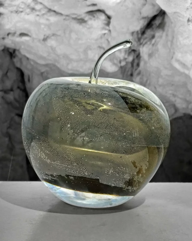 La pomme qui ne se croque pas, mais qui fait briller les yeux ! ✨
Avec ses paillettes d’argent, elle est trop stylée pour finir en tarte… Dommage, non ?
Parfaite pour décorer une table… ou pour faire croire qu’on a une vie saine. 🍏😄

#PommeEnVerre
#PaillettesDArgent
#ArtVerrierFun
#PasPourLaTarte
#AtelierAmboise
#CréationUnique
#VerreQuiBrille
#ArtisanDArtDécalé